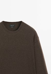 Dunkelbrauner Rundhals-Pullover aus 100% Kaschmir, mit geripptem Kragen und langen Ärmeln, etikettiert von Massimo Dutti.