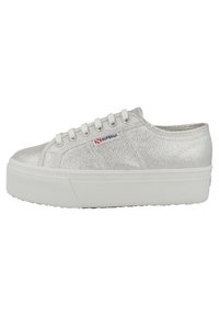 Sneakers in tela metallica argento con suola in gomma bianca a piattaforma, punta rotonda e design con cinque fori per i lacci. Presentano il logo Superga.