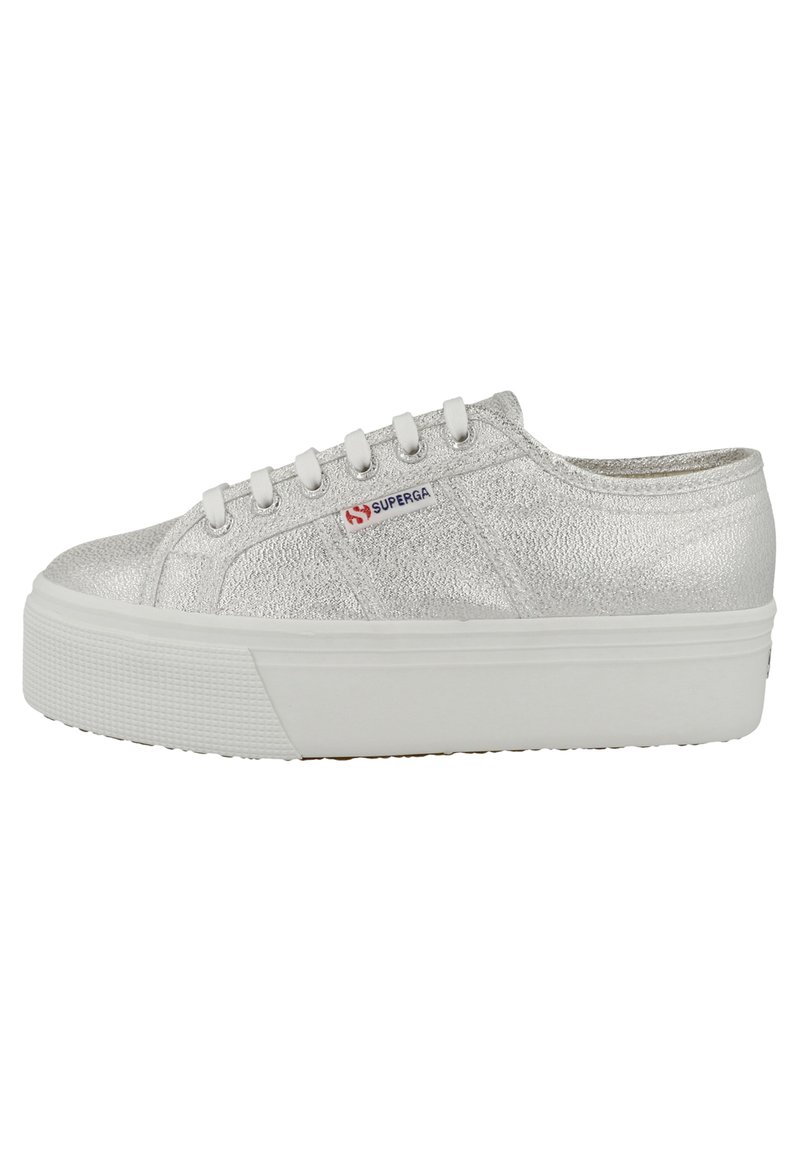 Sneakers in tela metallica argento con suola in gomma bianca a piattaforma, punta rotonda e design con cinque fori per i lacci. Presentano il logo Superga.