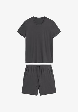 Szara bawełniana koszulka z krótkim rękawem i pasujące szorty. Koszulka ma okrągły dekolt, a szorty mają elastyczny pas z troczkami.