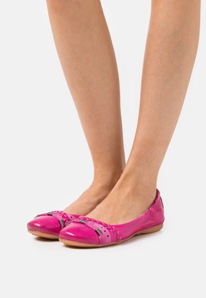 Bailarinas de cuero rosa con detalles trenzados y acentos metálicos en la puntera. Material suave, forma redondeada y suela plana para mayor comodidad.