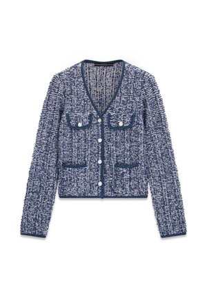 Modrobílý dámský kardigan z tvídu s dlouhými rukávy, výstřihem do V, čtyřmi předními kapsami s klopami a knoflíky připomínajícími perly.