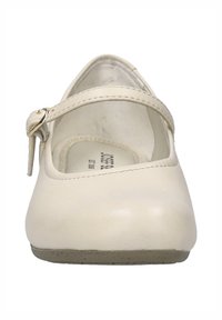 Chaussure Mary Jane en cuir de couleur crème avec un bout arrondi et une sangle à boucle ajustable. Texture lisse et détails de couture minimalistes.