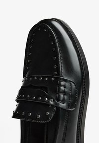 Bershka STUDDED-LOAFERS - Belebújós cipők - black