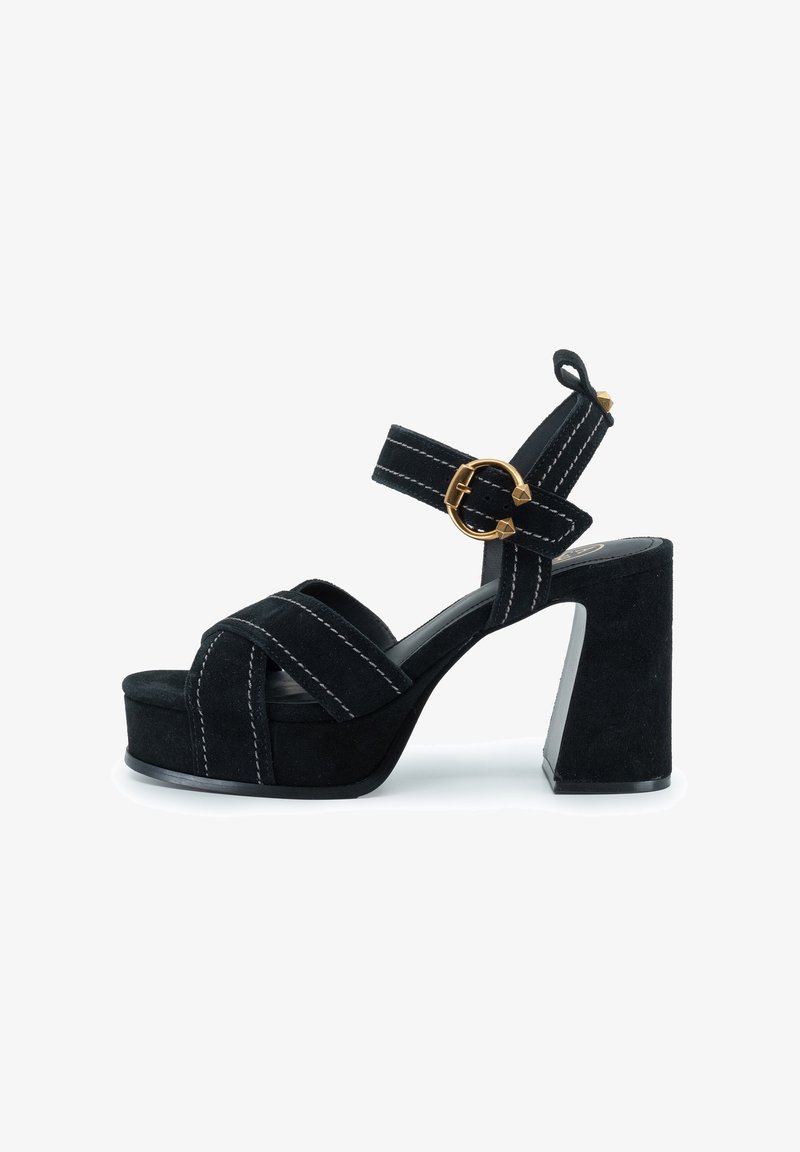 Schwarze Wildleder-High-Heel-Sandalen mit einer Plattform, die über Kreuzriemen und eine goldene Schnallenakzent verfügen. Dickes Blockabsatz und kontrastierende weiße Steppnähte.