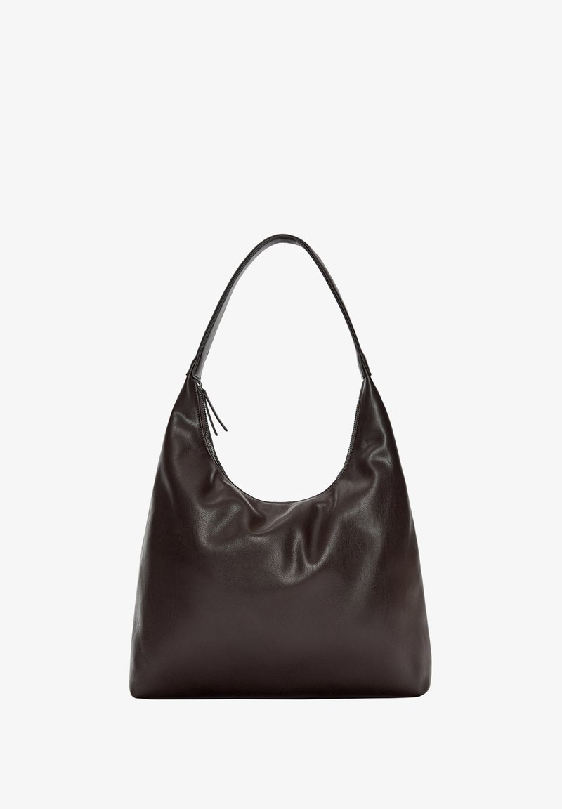 Braune Leder-Schultertasche mit einem weichen, lässigen Design. Die Tasche verfügt über einen breiten Riemen und eine minimalistische Form, die durch eine subtile Textur ergänzt wird.