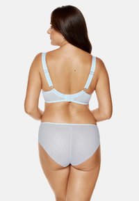 Jasnoniebieski bezprzewodowy stanik z regulowanymi ramiączkami i zapięciem na haczyk, w połączeniu z pasującymi przezroczystymi majtkami, o gładkiej fakturze i minimalistycznym designie.