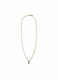 Collana in oro con un design a maglie allungate, dotata di un piccolo pendente rettangolare in gemma blu.