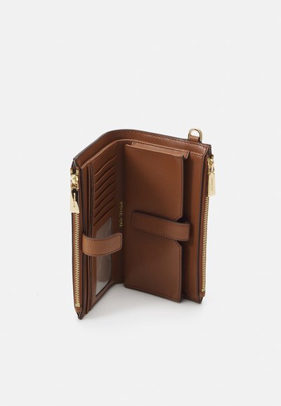 Intérieur de portefeuille en cuir marron avec plusieurs emplacements pour cartes, un emplacement transparent et une fermeture à glissière, présentant des accents en métal doré.