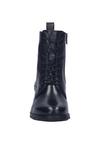 Černá kožená kotníková bota s kulatou špičkou, předním šněrováním, bočním zipem a poutkem na zadní straně. Hladký povrch a minimalistický design.