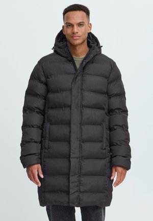 Manteau noir en duvet avec un design long, motif matelassé horizontal et capuche. Comprend une fermeture éclair à l'avant et des poches latérales pour plus de fonctionnalité.