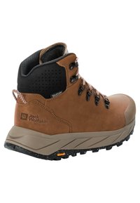 Braunes Leder-Wanderboot mit schwarzen Textilelementen, ausgestattet mit Metallösen, strukturierten Schnürsenkeln und einer robusten Sohle mit ausgeprägtem Profil.