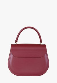 Rode handtas van imitatieleer met een gebogen vorm, een platte bovenklep en een kort hengsel. Heeft metalen accenten en een gladde textuur.