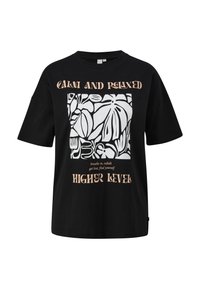 Schwarzes Baumwoll-T-Shirt mit kurzen Ärmeln, das ein weißes Grafikdesign von Pflanzen und Text in Beige zeigt. Der Text lautet "RUHIG UND ENSPANNEN" und "HÖHERE EBENE."
