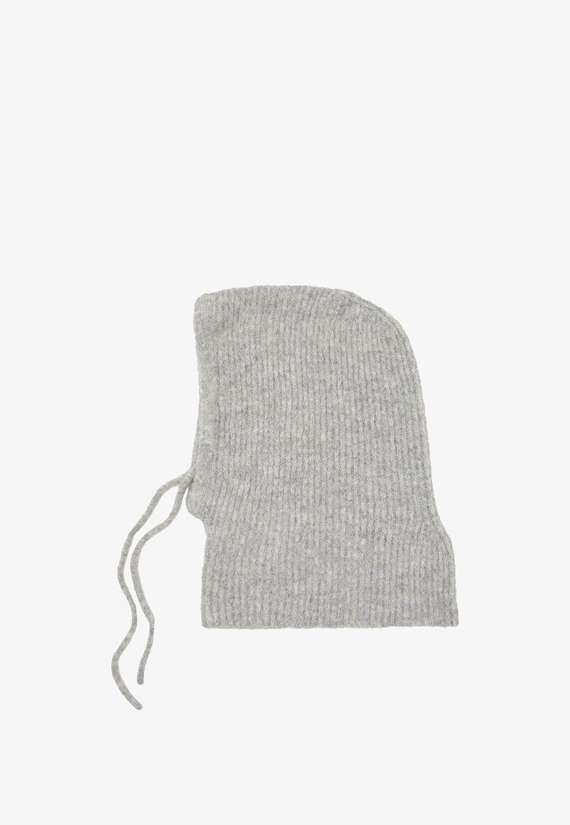 Balaclava din lână gri tricotată, cu textură în relief, având un vârf rotunjit și șireturi ajustabile pe laterale pentru o ajustare sigură.