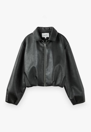 Chaqueta corta de cuero sintético negro con mangas largas, cuello y cierre delantero con cremallera plateada sobre un fondo blanco liso.