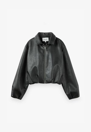 Chaqueta corta de cuero sintético negro con mangas largas, cuello y cierre delantero con cremallera plateada sobre un fondo blanco liso.