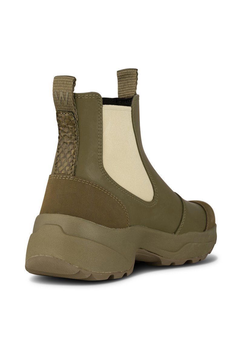 Olive zielony botek na kostkę z elastycznymi panelami bocznymi, teksturowanym tyłem, gumową podeszwą i subtelnymi detalami szycia. Posiada pętelkę ułatwiającą zakładanie.