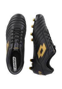 Svarta fotbollsskor med guldaccenter, med en texturerad syntetisk ovandel, snörning och formade dobbar för bra grepp.