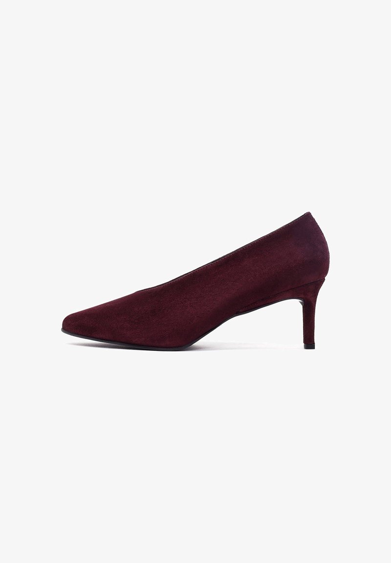 Escarpin en suede bordeaux à talon aiguille de 5 cm et bout pointu. Texture lisse et lignes épurées, offrant une silhouette élégante.