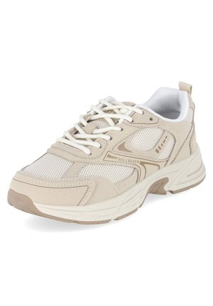 Beżowo-biały, siateczkowy i zamszowy sneaker z białymi sznurowadłami, grubą podeszwą oraz logo "Bullboxer" na boku.