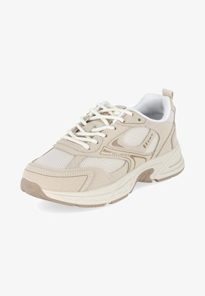 Baskets beige et blanches en mesh et suède avec lacets blancs, semelle épaisse et marquage "Bullboxer" sur le côté.