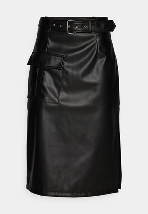 Schwarzer Kunstlederskirt mit tailliertem Bund, seitlicher Tasche und figurnaher Passform. Hat eine glatte Textur und einen leichten Glanz.