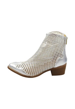 Silberner Knöchel-Schuh mit perforiertem Mesh-Design, spitzer Schuhspitze, niedrigem braunen Blockabsatz und Reißverschluss hinten.