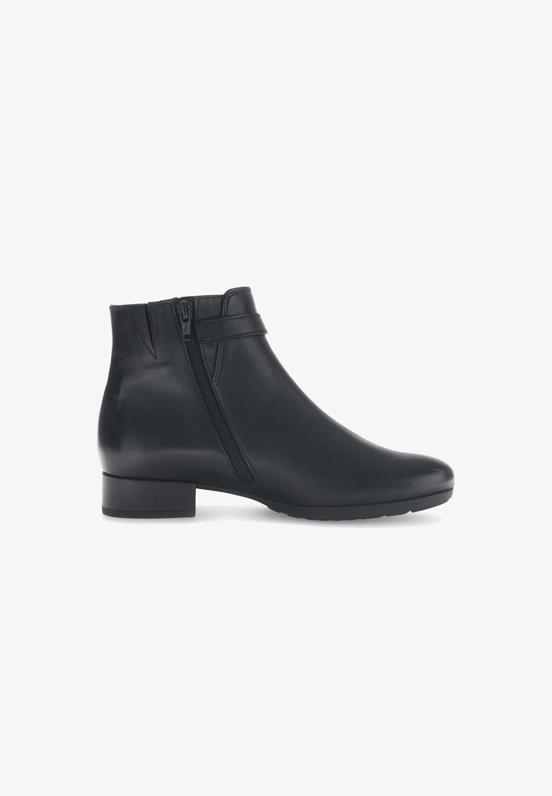 Černá kožená kotníková bota s hladkým povrchem, bočním zipem a nízkým blokovým podpatkem. Má elegantní design a minimální hardware.