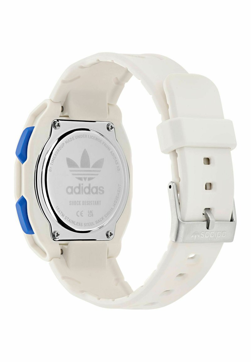 Weißer Adidas-Sportuhr mit blauen Seitentasten, Rückseite aus Edelstahl mit eingraviertem Adidas-Logo und verstellbarem Silikonarmband.