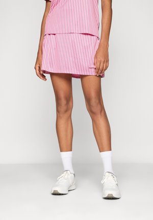 Rochie sportivă cu dungi roz, având un design stratificat. Dispune de o fustă scurtă, material ușor și este combinată cu adidași și șosete albe.