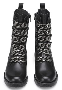 Stivali neri in pelle fino alla caviglia con dettagli in catena metallica ai lacci, finitura testurizzata e suola in gomma robusta con battistrada pronunciato.