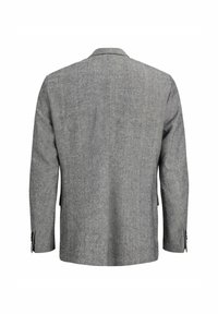 Blazer grigio, tessuto texturizzato, spacco singolo sul retro, rever a taglio, due bottoni sulle maniche, linee pulite, vestibilità su misura.