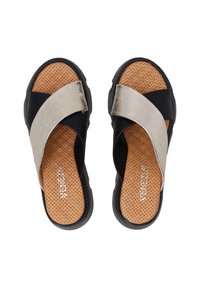 Zwarte en zilveren sandalen met kruisbanden, voorzien van een gevoerde, geperforeerde tan binnenzool en een textuur rubberen buitenzool, met een modern ontwerp.