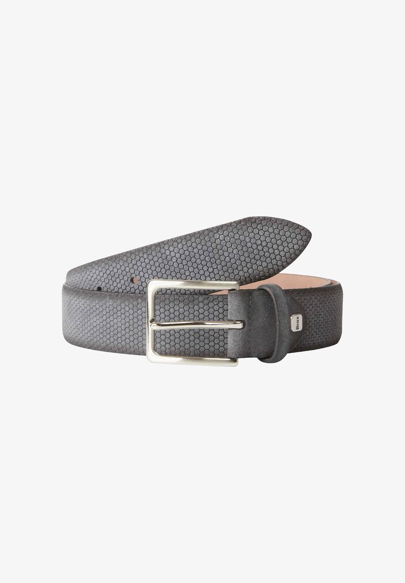 Grijze textured riem met een honingraatpatroon, voorzien van een zilveren metalen gesp en leren accenten. Eindigt met een afgeronde punt.