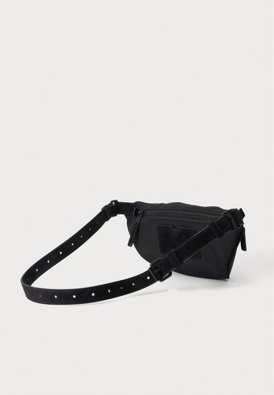Sac banane noir avec fermeture éclair et sangle réglable, posé à plat sur fond blanc.