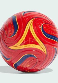 Crvena i plava fudbalska lopta sa žutim zavojnim uzorcima, teksturirana površina i otisnute veličine i detalji o proizvodnji.