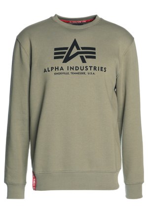 Olivengrøn sweatshirt lavet af en bomuldsblanding, med rund halsudskæring, lange ærmer og et sort logo print på fronten. Rød accentmærke på kanten.