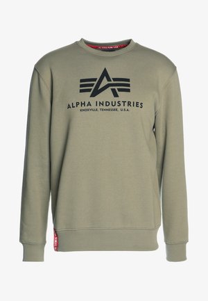 Oliva zöld, pamut keverékből készült pulóver, kerek dekoltázzsal, hosszú ujjak, és fekete logónyomás elöl. Piros díszítő címke a szegélyen.