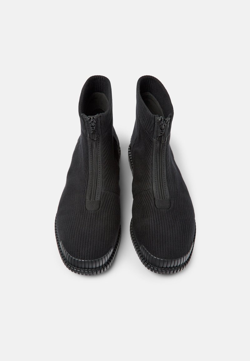 Schwarze Knöchelboots mit einem Reißverschluss. Hergestellt aus strukturiertem Stoff mit einer flexiblen Sohle. Glatte Oberfläche und stromlinienförmiges Design.