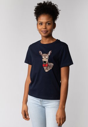 T-shirt en coton bleu marine avec un design de cerf brodé et un nœud papillon rouge. Manches courtes et coupe décontractée.