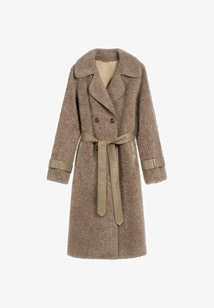 Brązowy płaszcz ze sztucznego owczołapa z dużym kołnierzem, zapinany na podwójne guziki i z paskiem w talii. Posiada fakturowany materiał oraz gładkie skórzane akcenty.