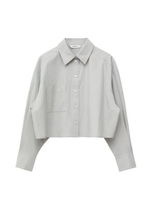 Lysegrå kort skjorte med lange ærmer, en enkelt brystlomme og en klassisk spids krave.