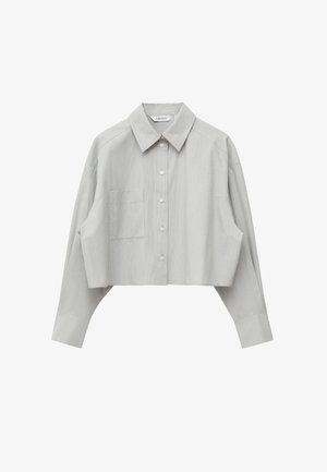 Lysegrå kort skjorte med lange ærmer, en enkelt brystlomme og en klassisk spids krave.