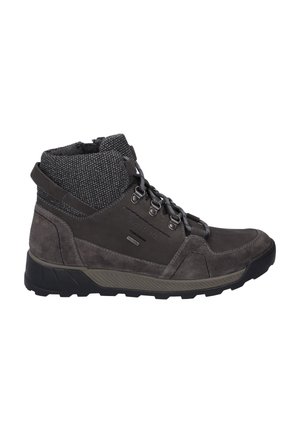 Botas tobilleras de color gris oscuro con parte superior de ante y tela, suela de goma, diseño de cordones, talón reforzado y cuello texturizado para mayor soporte.