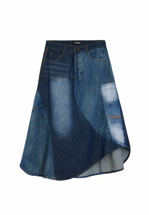 Falda de mezclilla con una combinación de tonos de azul, diseño acampanado, dobladillo en ángulo, cierre frontal con botones y detalles de bolsillo utilitario.