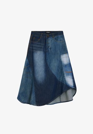 Farmer szoknya, amely kék mosások keverékével, bővülő fazonval, ferde szegéllyel, elülső gombos záródással és funkcionális zsebekkel rendelkezik.