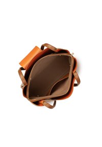 Bruine leren schoudertas met oranje accenten, met een gladde textuur, ruime binnenkant en ritsluiting. Zichtbare stiksels en hardwaredetails.