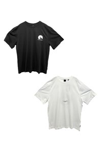 Zwei kurzärmelige T-Shirts: eines schwarz mit einem Berg-Logo und Text auf der Vorderseite, das andere weiß mit einem zentrierten Text-Graphic. Baumwollmaterial.