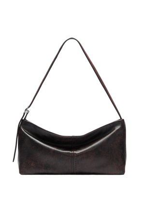 Ciemnobrązowa skórzana torebka o unikalnym, zakrzywionym kształcie, z jednym paskiem oraz subtelnymi detalami przeszycia wzdłuż środka. Gładka tekstura.